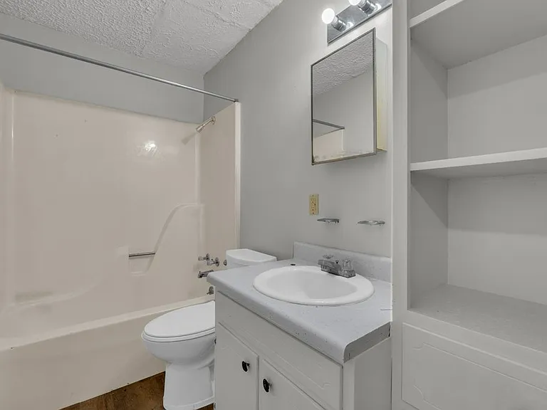 912 E Broad St — Photo 12