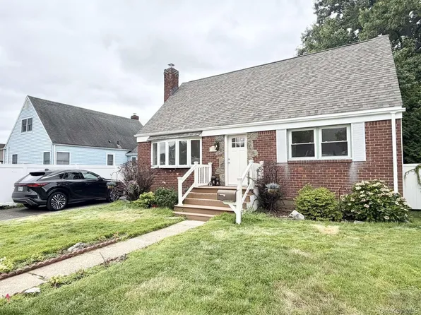 20 Iris Avenue, Merrick, NY 11566