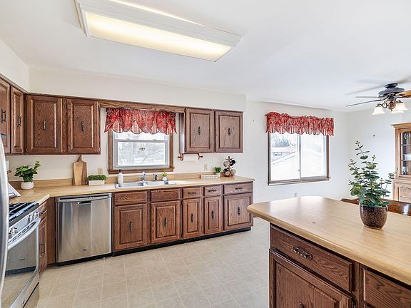 5th image of 7139 W 83rd Pl