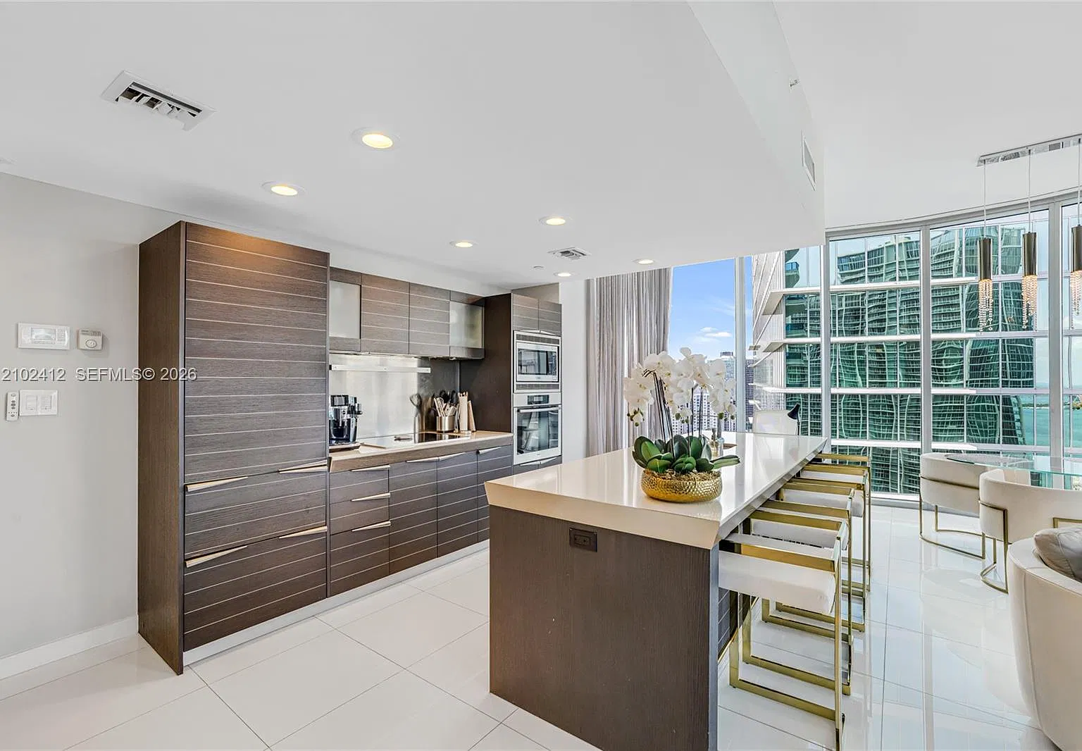 Epic West Condo — Photo 4