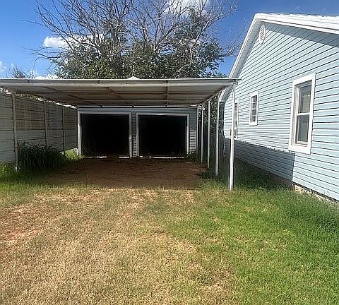 Unattached garage w/ carport