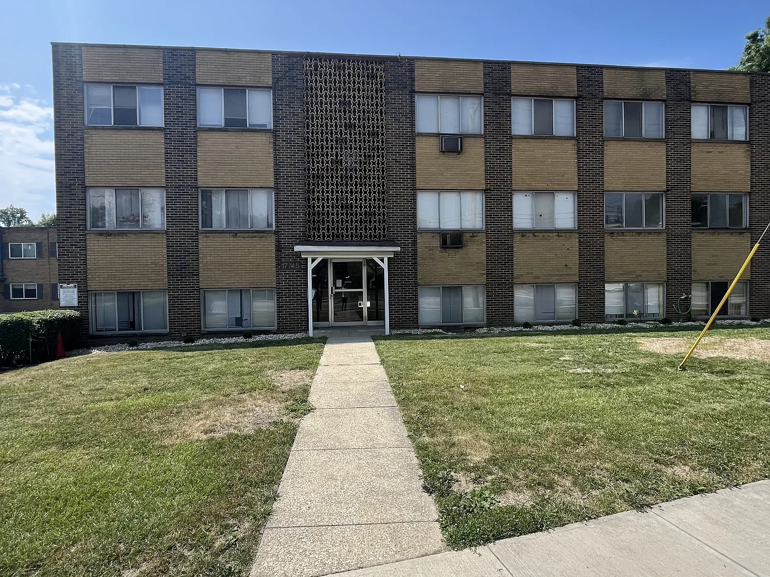 17745 Lakeshore Blvd — Photo 1