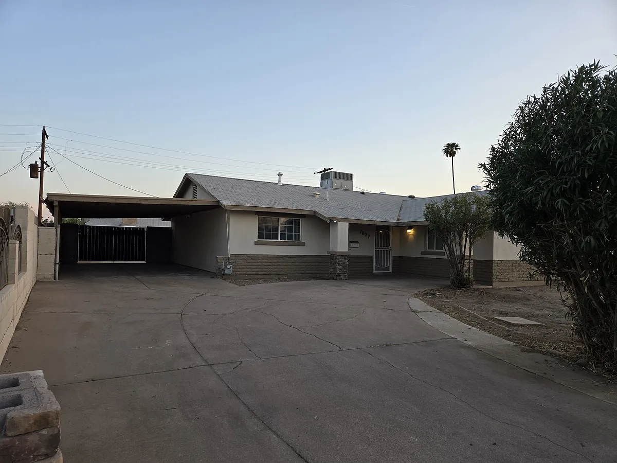 Building Photo - 7827 W Amelia Ave
