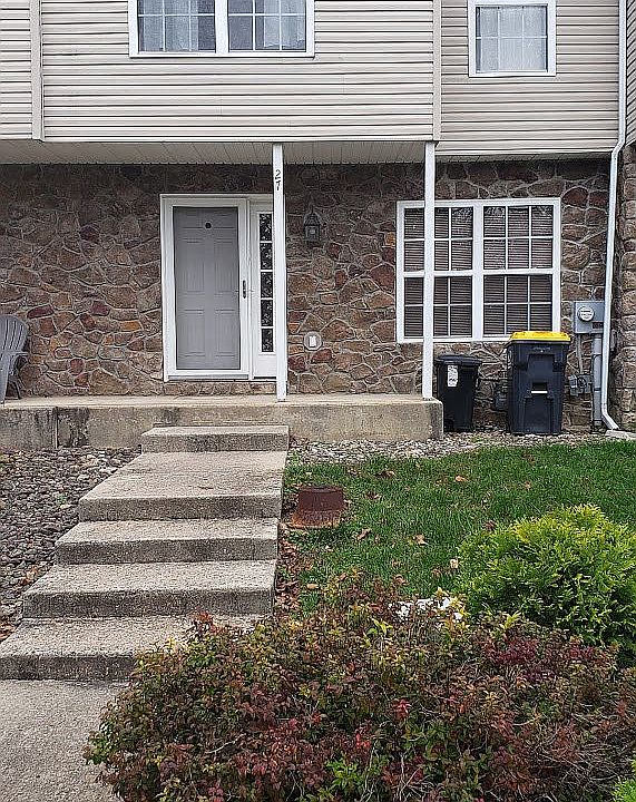 1st image of 27 Lincoln Dr