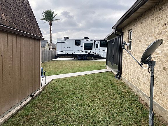5th image of 615 Lancaster Dr