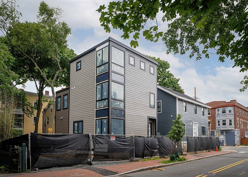 1st image of 490 Putnam Ave #490