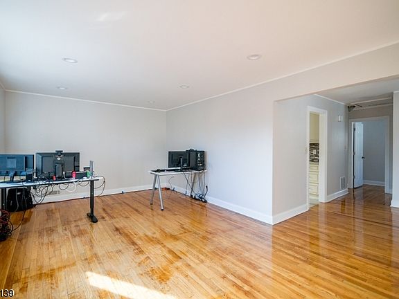 5th image of 7 Evelyn Ct