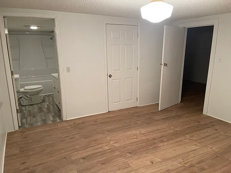 Master Bath (Left)
(Right)Walk in Closet