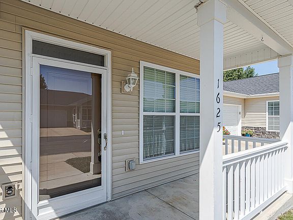 4th image of 1625 Brooklynn Park E