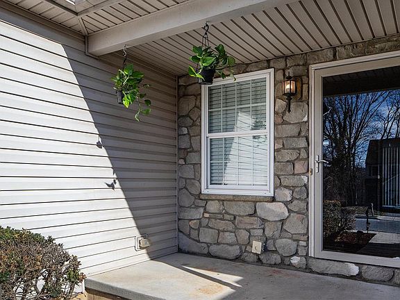 2nd image of 1781 Lakeside Dr