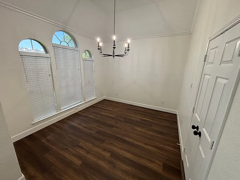 2316 London Dr — Photo 4