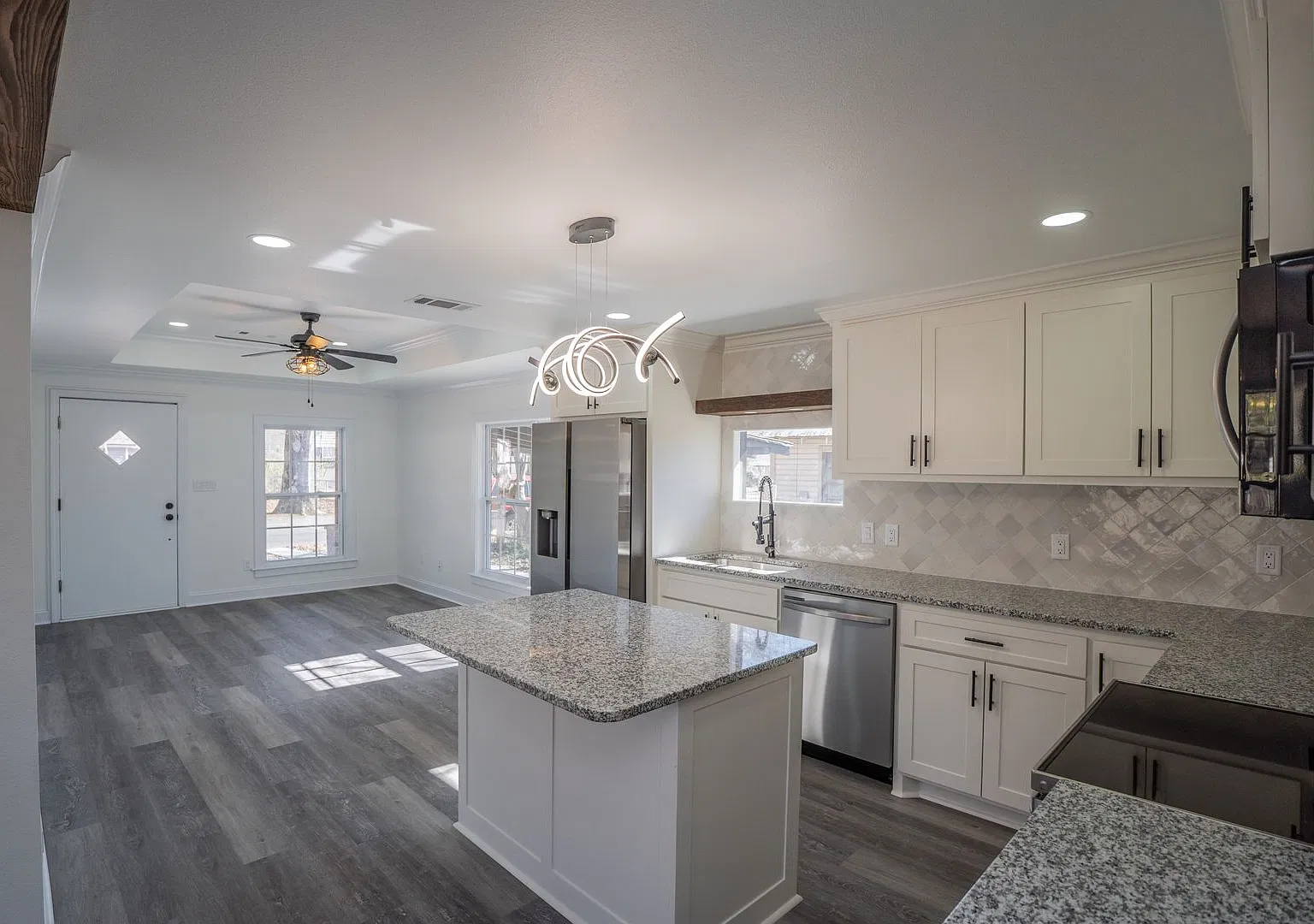 Completely updated 3 bedroom Benton Home — Photo 3