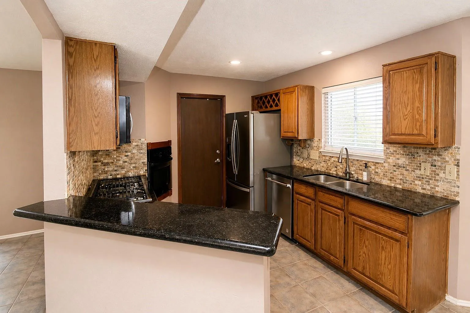 3 bed, 2.5 bath, 1746 sqft, $2,100 — Photo 4