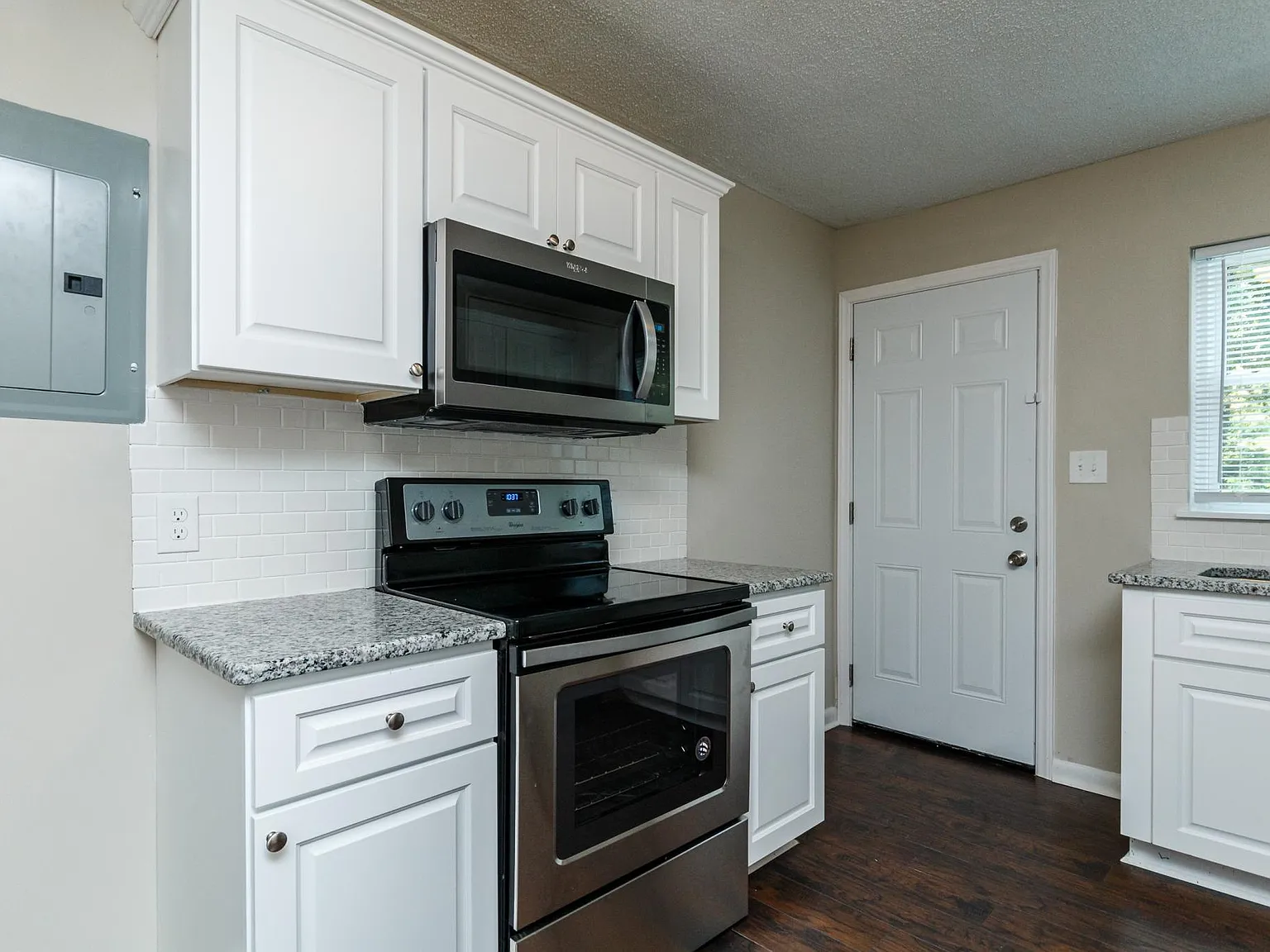 1406 Evelyn St — Photo 3