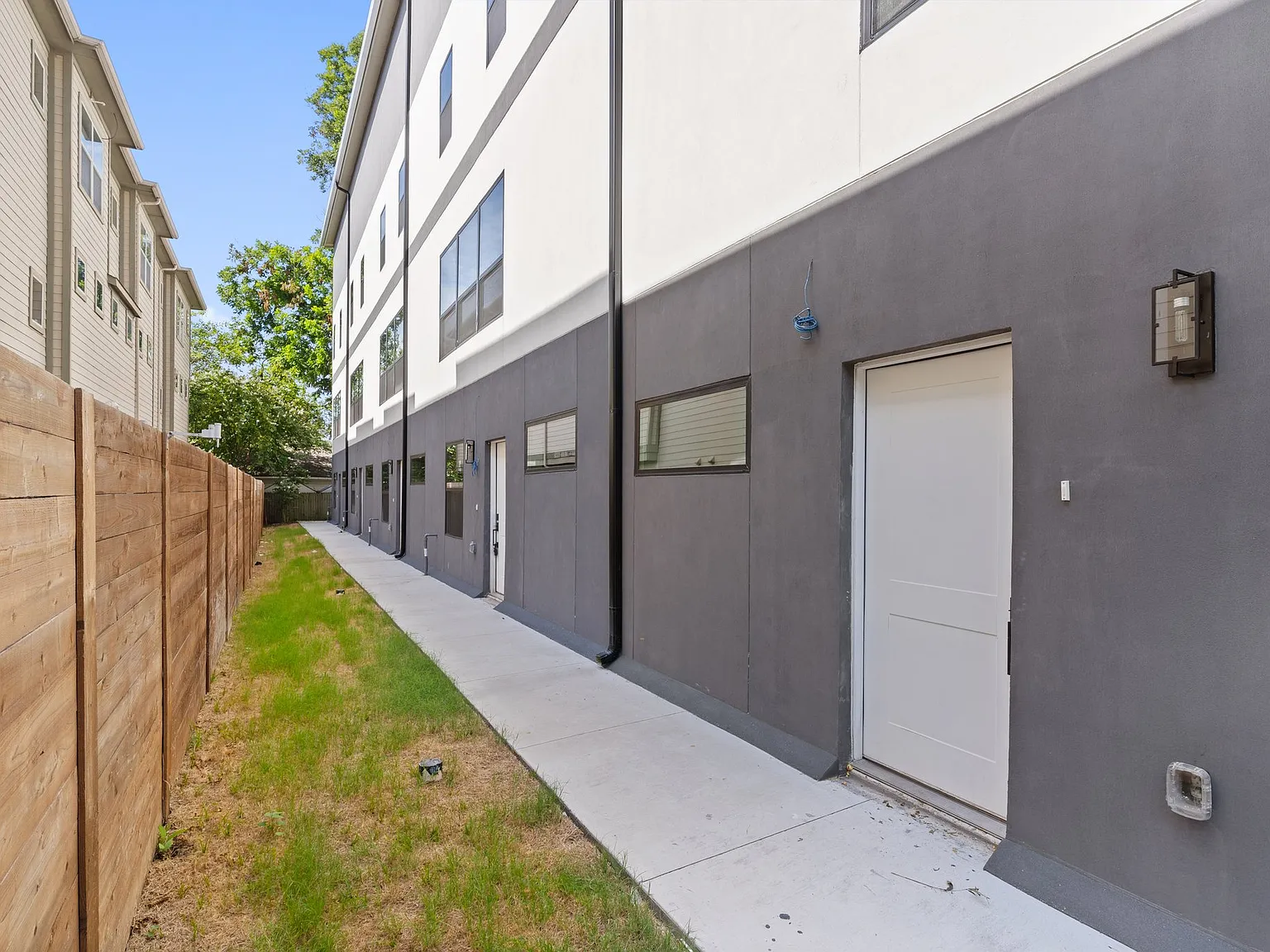 2 bed, 2.5 bath, 1618 sqft, $3,600 — Photo 4