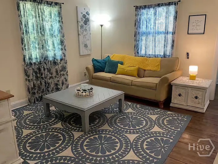 3 bed, 2.0 bath, 1375 sqft, $2,000 — Photo 2