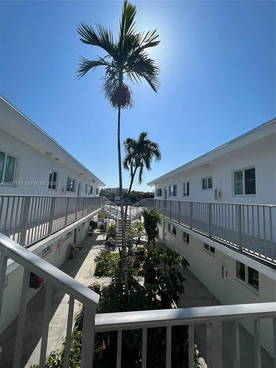Building Photo - 8035 Crespi Blvd #1