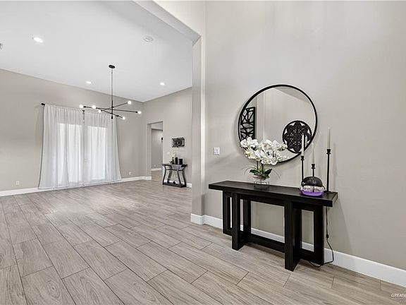 4th image of 611 S 1st Ln