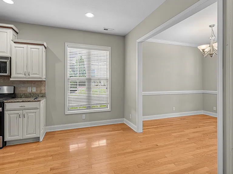 58 Burlington Ln — Photo 17