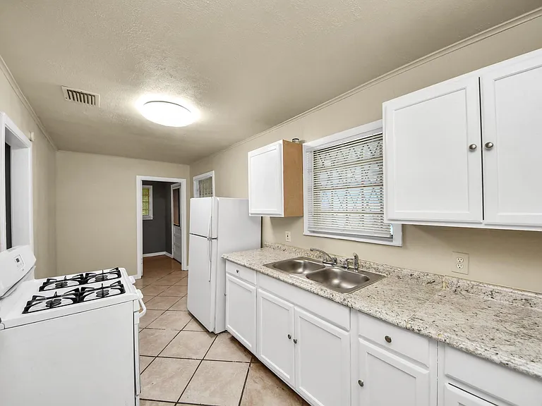 3214 Tuam St — Photo 21