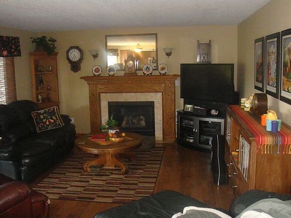 Family Room w Fireplace