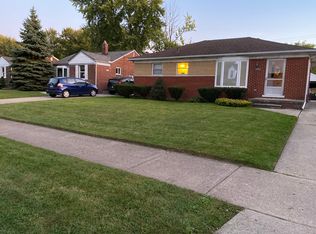 22022 Madison St, Saint Clair Shores, MI 48081