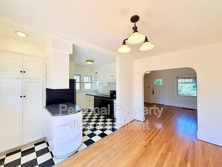 209 W 35th St — Photo 7