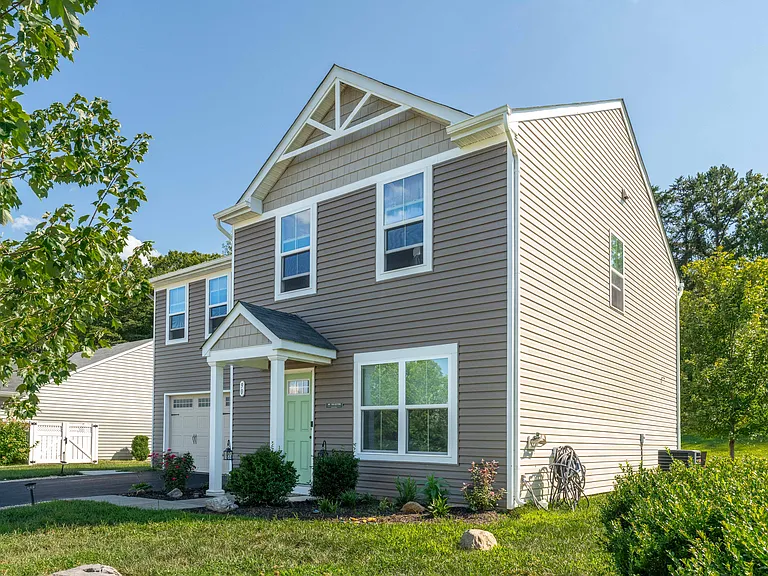 90 Mannie Ct — Photo 2