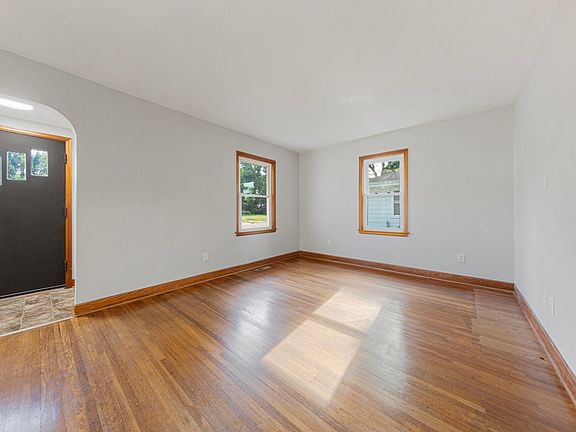 4th image of 619 4th Ave NE
