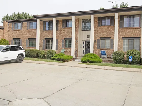 19701 Ridgemont St #17, Saint Clair Shores, MI 48080