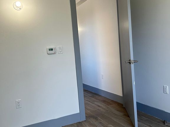 5th image of 1143 Hoe Ave #2G