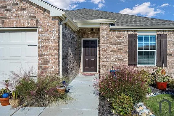 1109 Ainsley Ln — Photo 2