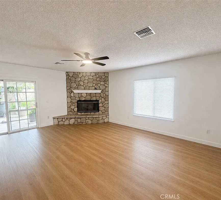 4 bed, 1642 sqft, $4,300 — Photo 3