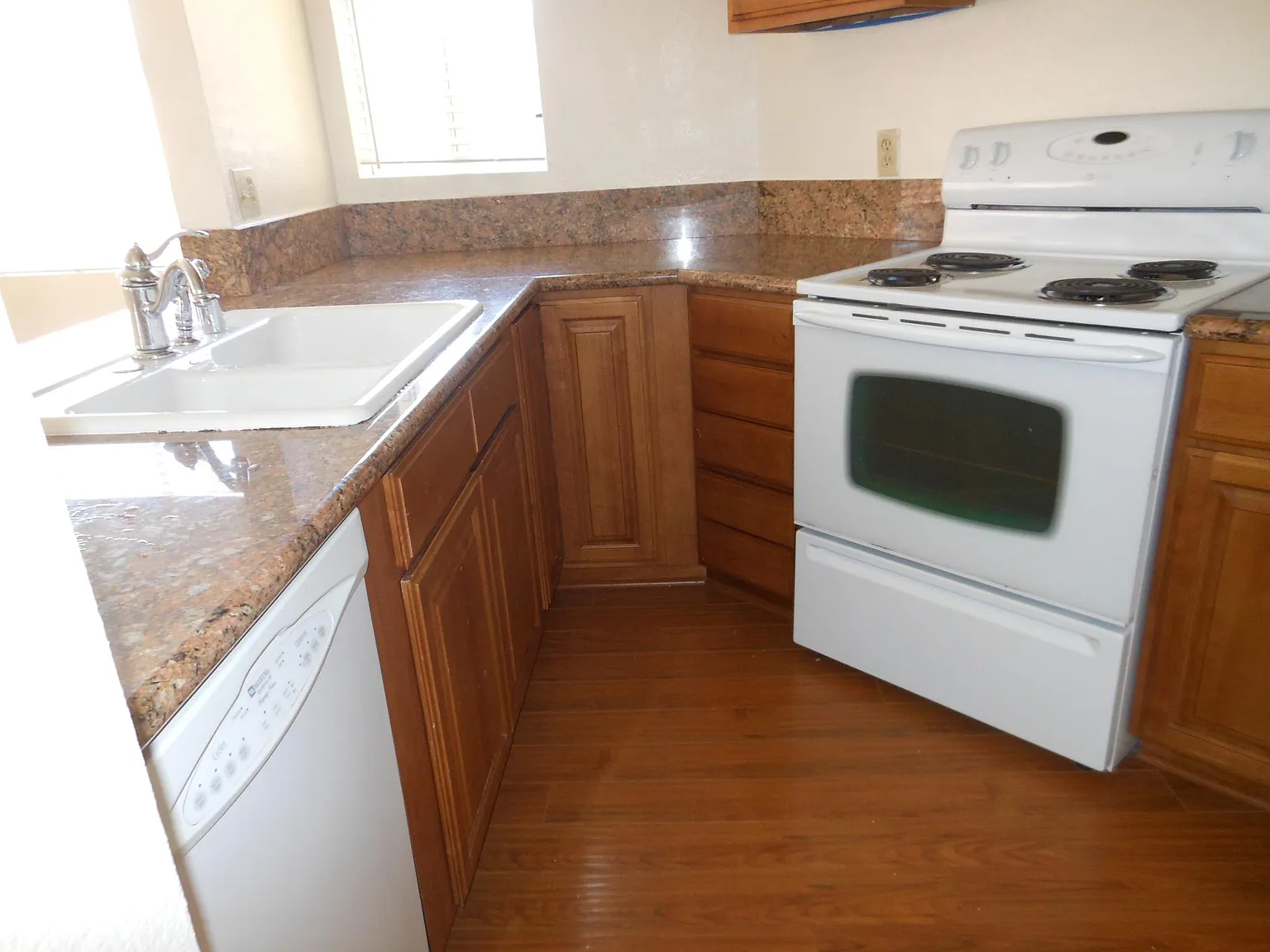 1 bed, 704 sqft, $2,500 — Photo 3