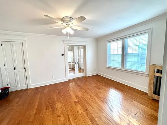 Rented by Zikos Realty Services | media 10