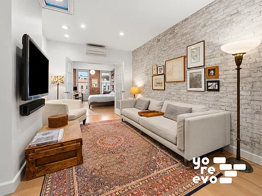 Living room, photo 2