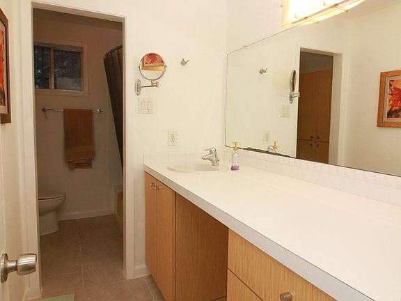 4th image of 300 Crockett St