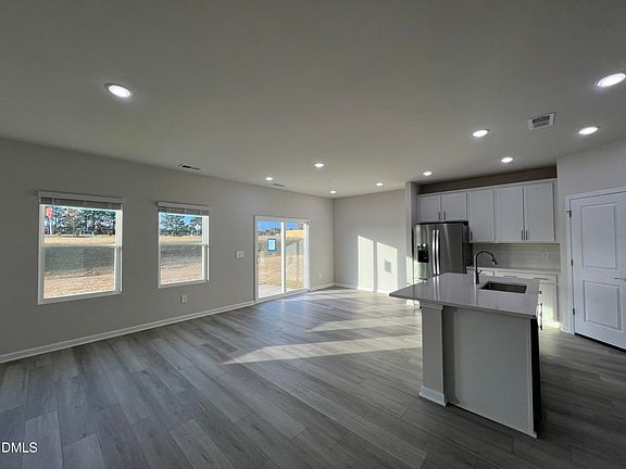 5th image of 685 White Birch Ln