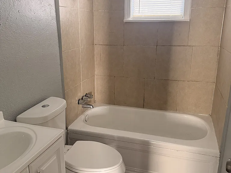 215 Guthrie St — Photo 13