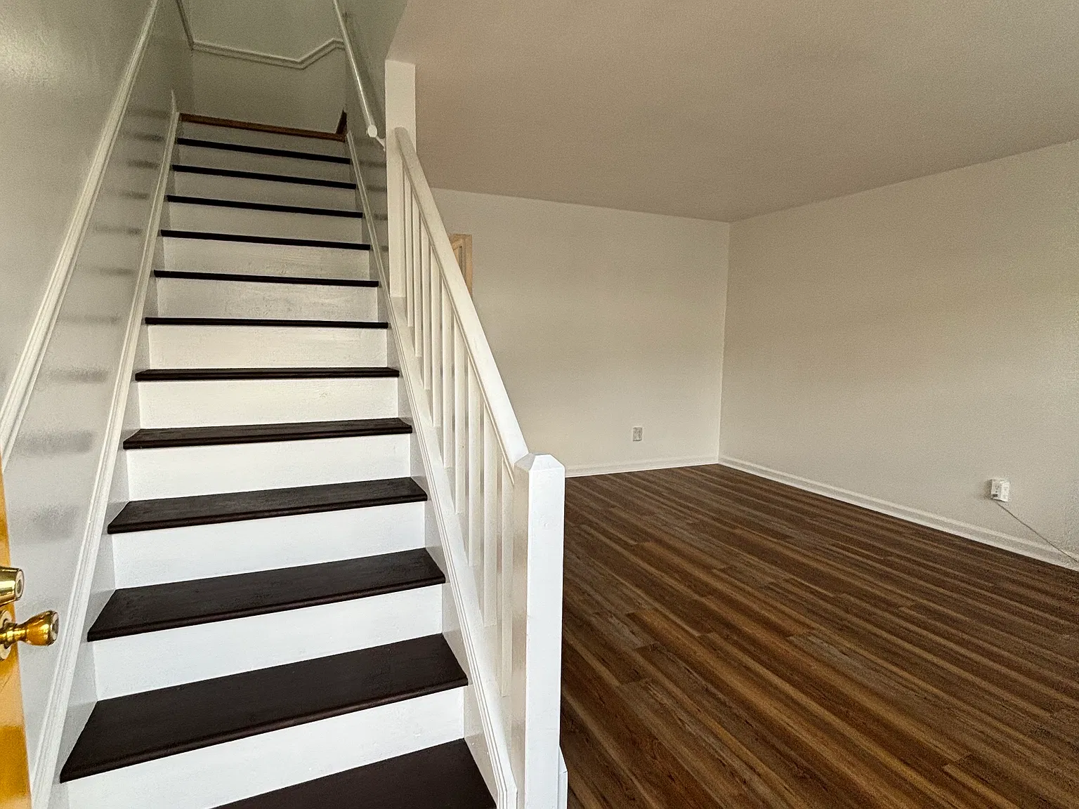 2 bed, 1.5 bath, 976 sqft, $1,300 — Photo 2