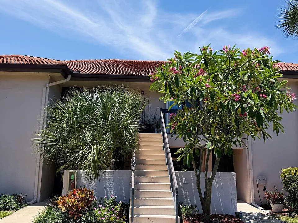 351 Club Cir #208