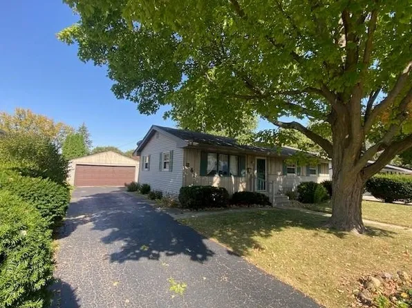 645 W 9th St, Belvidere, IL 61008