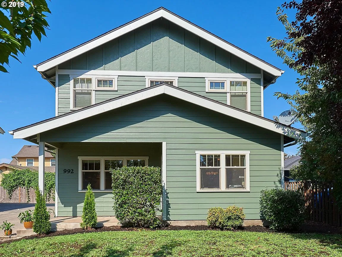 992 Delta Dr NE photo 1