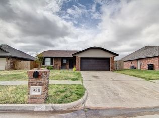 928 SW 11th St, Moore, OK 73160