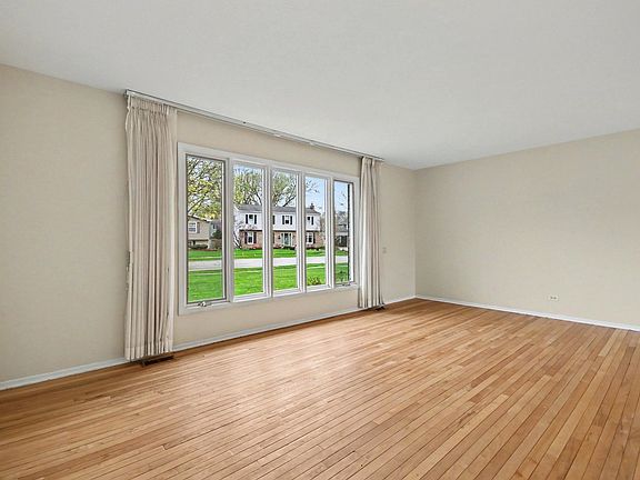 5th image of 3941 Roslyn Rd
