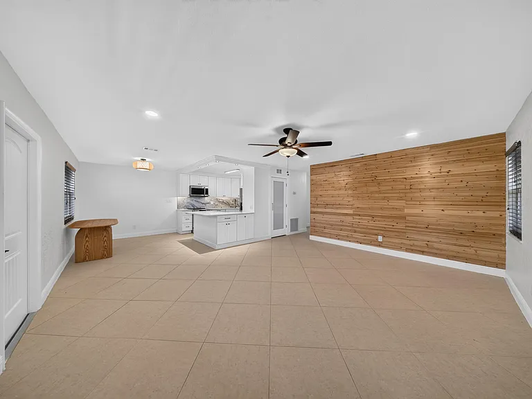 2319 Tamarind Dr — Photo 7