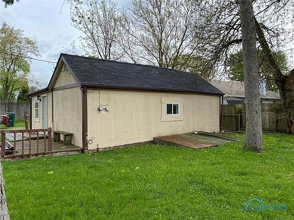 3rd image of 833 Gould St