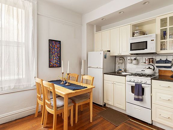 5th image of 395 Riverside Dr APT 1D