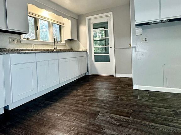 5th image of 2820 Mason Blvd