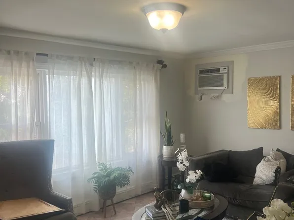 102 West 48th Street image 2 of 20